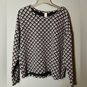 H&M Black and White Zigzag Long Sleeve Top